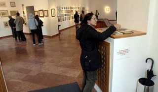 XX. századi grafikai kiállítás az egyik galériában.