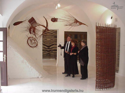 Csák Máté, Ardai Ildikó textilművész, és Tordai Alíz, a kiállítás kurátora