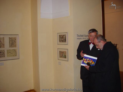 Dévényi István művészettörténész és Csák Máté a grafikai teremben