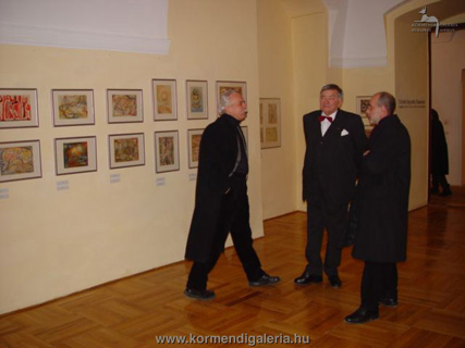 Feledy Balázs művészeti író, Csák Máté és Dévényi István művészettörténész a grafikai teremben