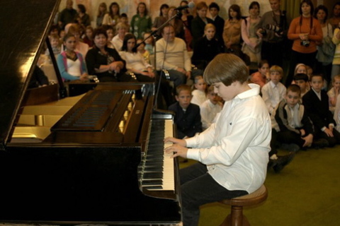 A műsorban fellépett Ránki Fülöp, az Országos Zeneiskolai Zongoraverseny első díjazottja