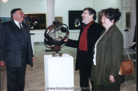 Csák Máté, Haraszty István szobrászművész, és Körmendi Anna Haraszty szobra előtt