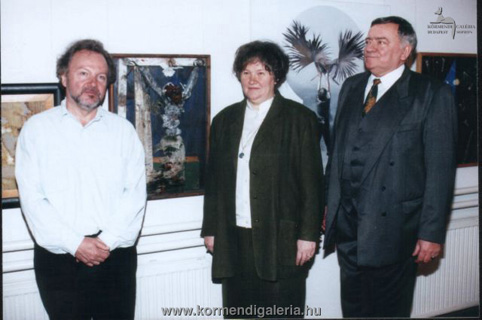 A gyűjtőházaspár Wilhelm Károly festőművésszel, a kiállítás megnyitóján, a művész képe előtt