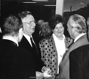 Balról jobbra: Szűrös Mátyás köztársasági elnök, dr. Körmendi Anna, Karl Starzacher, a wiesbadeni parlament elnöke