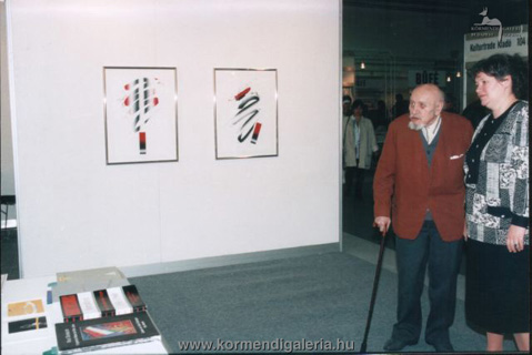 Hencze Tamás képei előtt Gyarmathy Tihamér festőművész