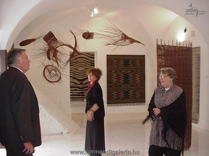 Csák Máté, Ardai Ildikó textilművész és Tordai Alíz, a kiállítás kurátora