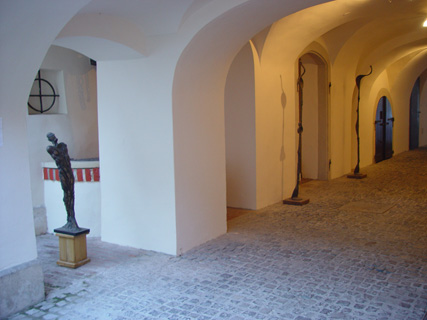 Hajnóczy-Bakonyi ház kapualja. Állandó kiállítás