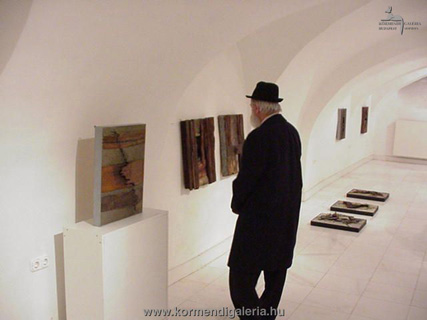 Schéner Mihály festőművész megtekiti a kiállítást