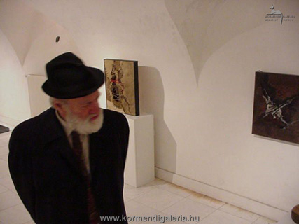 Schéner Mihály festőművész megtekiti a kiállítást