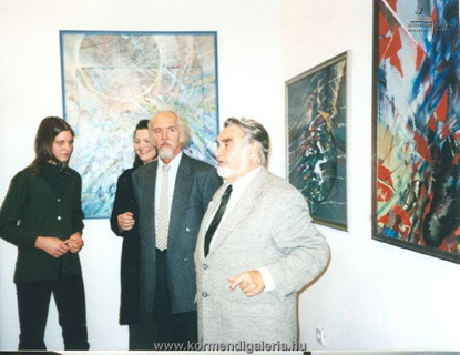 Gyurkovics Tibor megnyitja a kiállítást Turcsán Miklós festőművész és családja társaságában.
