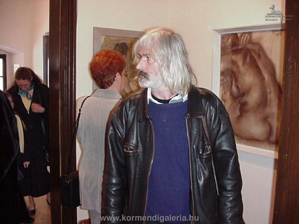 Márkus Péter szobrászművész a kiállításon