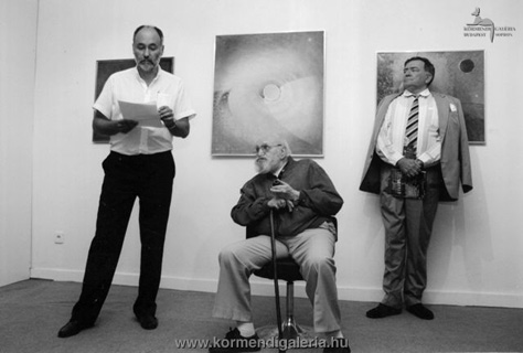 Várkonyi Péter művészettörténész, Gyarmathy Tihamér festőművész, és Csák Máté, a kiállítás megnyitóján