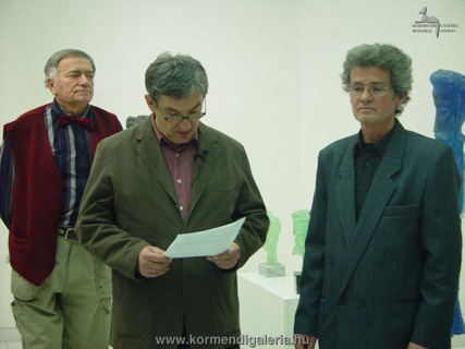 Csák Máté, valamint Hefter László és Erdei Sándor üvegművészek a kiállítás megnyitóján