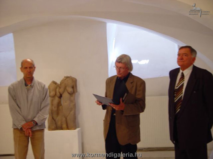 Schrammel Imre kerámikus, Fekete György professzor, valamint Csák Máté megnyitja a kiállítást