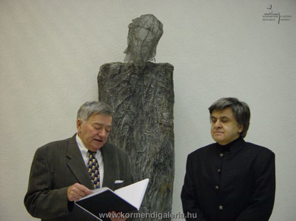 Csák Máté és Marosits István szobrászművész a kiállítás megnyitón