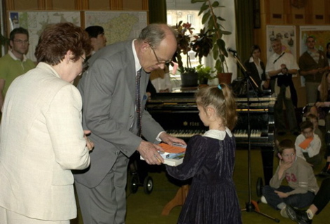 A képzőművészeti díjakat Dr. Marosi Ernő és Lossonzcy Tamás festőművész felesége, Pál Éda adta át