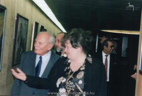Göncz Árpád köztársasági elnök megtekinti a kiállítást Körmendi Anna, és Dévényi István vezetésével.
