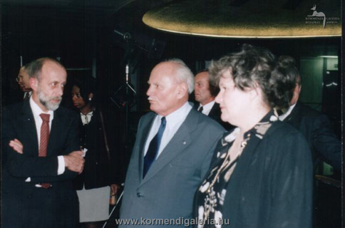 Göncz Árpád köztársasági elnök, Körmendi Anna, és Dévényi István művészettörténész a kiállításon